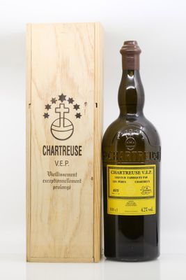 une photo d'une bouteille de vin de Chartreuse à côté d'une caisse en bois