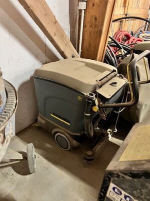 une photo d'une pièce dans laquelle se trouve un ventilateur