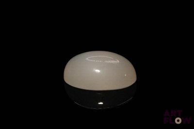 une lumière blanche posée sur une table noire
