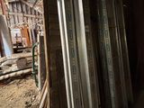 Plusieurs morceaux de bois sont empilés dans une pièce