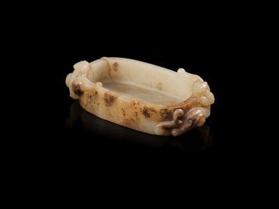 porte-savon sculpté sur une surface noire avec un fond noir