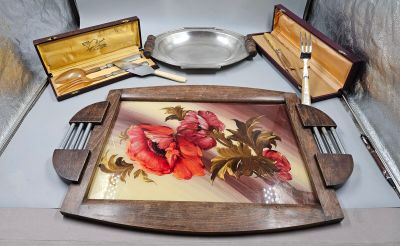 a picture of a tray with a painting on it