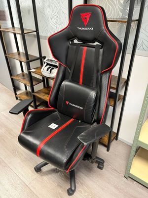 un gros plan sur un fauteuil de gaming dans une pièce