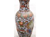 un vase posé sur une surface blanche