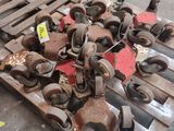 un tas de vieilles roues posées sur une palette dans un entrepôt