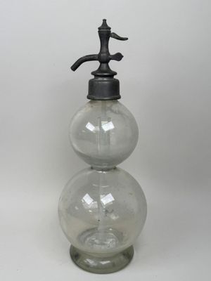 une photo d'un distributeur de savon en verre