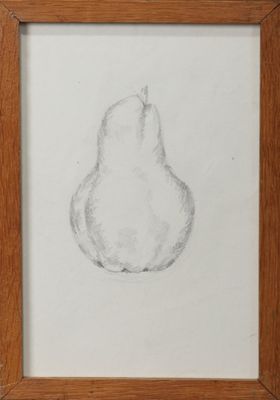 un dessin au crayon représentant une poire, dans un cadre en bois