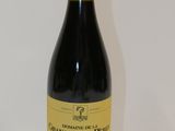 une bouteille de vin posée sur une table