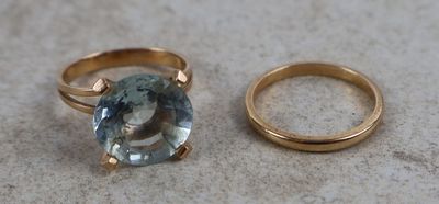 deux bagues posées l'une à côté de l'autre sur une table