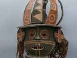 une image représentant un masque en bois et en tissu