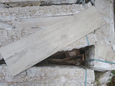 un tas de bois posé par terre à côté d'un autre tas de bois