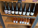 de nombreuses bouteilles de vin sur une étagère dans un magasin
