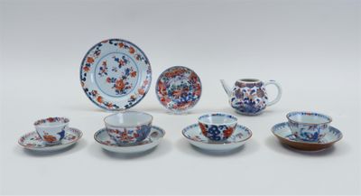 six pièces de vaisselle en porcelaine chinoise : assiettes, tasses et soucoupes