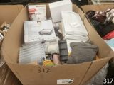une boîte en carton remplie d'objets hétéroclites dans une pièce