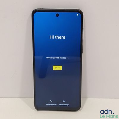 un gros plan d'un téléphone portable posé sur une table, sur fond blanc