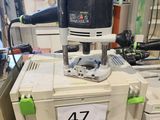 une machine posée sur une boîte