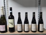 Des bouteilles de vin sont alignées sur une étagère dans une cave à vin