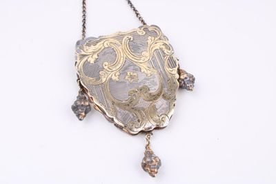 collier en argent et en or orné d'un grand pendentif représentant une fleur