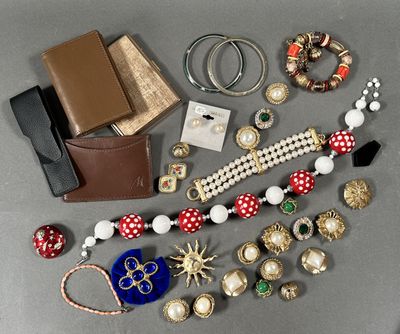beaucoup de bijoux posés sur la table