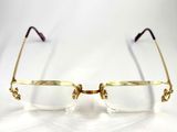 une paire de lunettes posée sur une surface blanche, avec un fond blanc