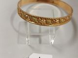 gros plan d'un bracelet en or portant une étiquette de prix