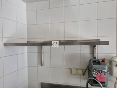 une photo d'une salle de bains avec des toilettes et un lavabo