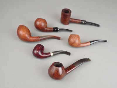 Plusieurs types de tuyaux sont alignés sur une table