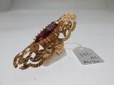 une image représentant une bague en or sertie d'une grenat