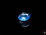 gros plan d'un diamant bleu sur une surface noire