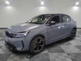 une voiture grise est garée sur le sol à carreaux d'un garage