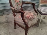 two chairs that are sitting next to each other
