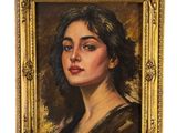 une peinture à l'huile représentant le visage d'une femme, dans un cadre doré