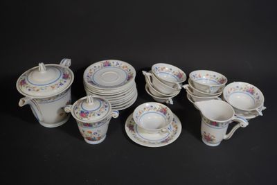 un grand nombre d'assiettes et de tasses posées sur une table