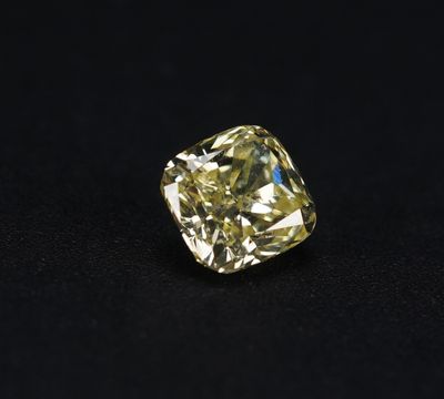 un diamant jaune sur fond noir