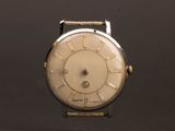 une image d'un gros plan d'une montre-bracelet sur une surface noire
