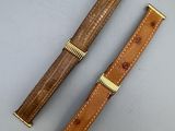 une photo représentant deux bracelets de montre en bois et en cuir