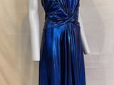 un mannequin vêtu d'une robe bleue brillante, posé sur un autre mannequin