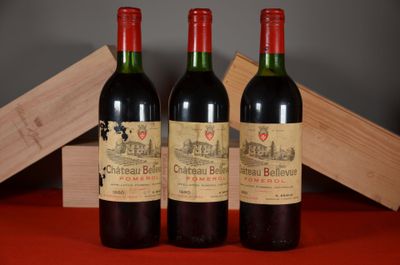 trois bouteilles de vin rouge posées côte à côte sur une table
