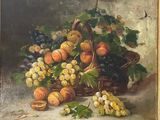 tableau représentant une corbeille de fruits contenant des raisins, des pêches et des prunes