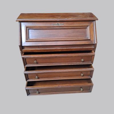 une photo d'une commode en bois à trois tiroirs