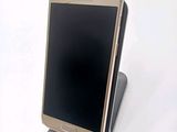 a cell phone that is sitting on top of a stand