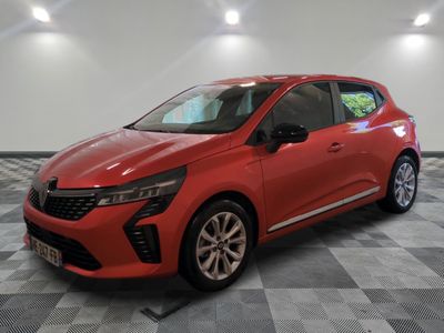 une voiture rouge garée dans un garage au sol en damier