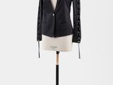 une veste noire posée sur un mannequin, sur fond blanc