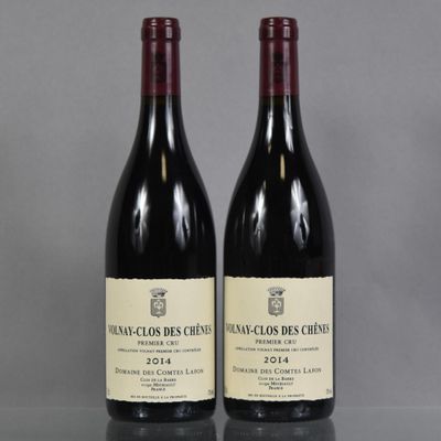 deux bouteilles de vin rouge posées l'une à côté de l'autre sur une table