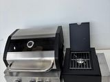 une image représentant un barbecue avec une grille et une télécommande