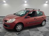 la voiture rouge est garée dans le garage sur le sol en damier