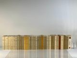 un grand nombre de livres posés sur une table
