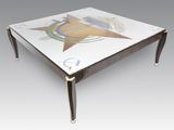 une photo d'une table basse ornée d'un motif en forme d'étoile