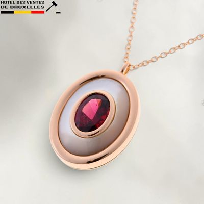 une photo d'un collier orné d'une pierre rouge