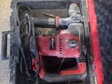 une photo d'une perceuse filaire dans une boîte à outils